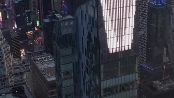 AERIAL: epický pohled na obrovský enourmus nový mrakodrap Manhattan při západu slunce s semafory a New York City pozadí — Stock video