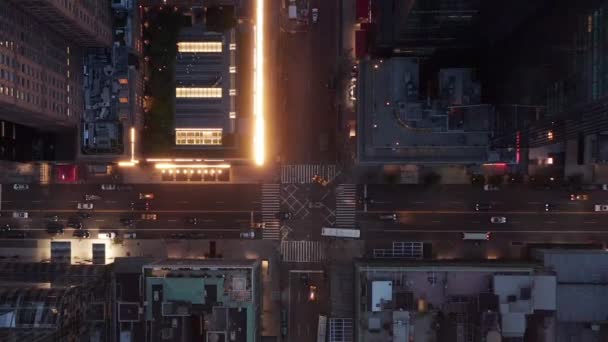 AERIAL: Birds προοπτική της Νέας Υόρκης Skyscrapers δρόμο, δρόμος στο Μανχάταν με πολυσύχναστη κυκλοφορία αυτοκινήτων και φώτα της πόλης — Αρχείο Βίντεο
