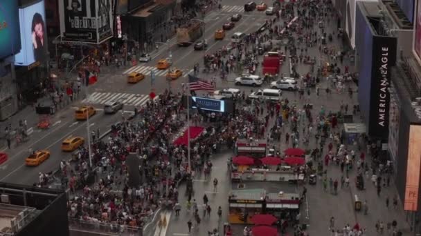 AERIAL: Close up flight over Times Square heart of New York City at Daylight with crowd of people and heavy car traffic — 图库视频影像