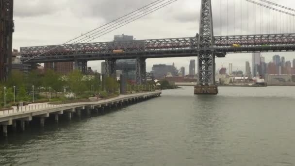 AERIAL:曇りの日にニューヨーク市のウィリアムズバーグ橋ブルックリン側へのフライト — ストック動画