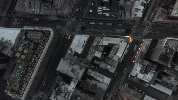 AERIAL: Aves Perspectiva voo sobre Manhattan Nova York luzes de rua movimentadas ao entardecer épico — Vídeo de Stock