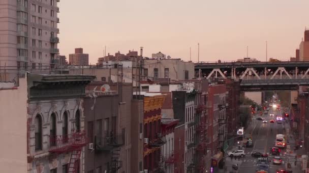 AÉRIAL : Rue chinoise pittoresque avec voiture de police, lumières clignotantes et des lettres asiatiques à New York Chinatown — Video