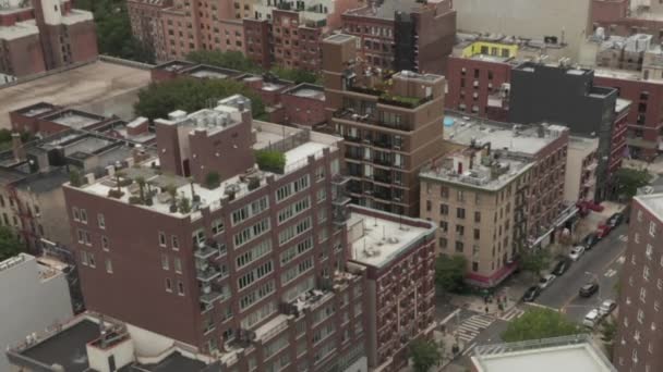 AERIAL: Schöne Gebäude in New York City an einem sonnigen Sommertag — Stockvideo