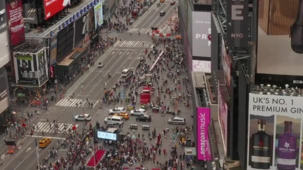 AERIAL: Echa un vistazo al corazón de Times Square de la ciudad de Nueva York a la luz del día con la multitud de personas y el tráfico pesado de automóviles desde arriba — Vídeos de Stock