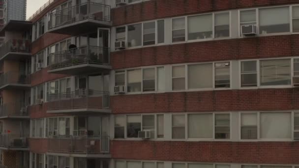 AERIAL: Perto do prédio de apartamentos no centro de Nova York, Manhattan — Vídeo de Stock