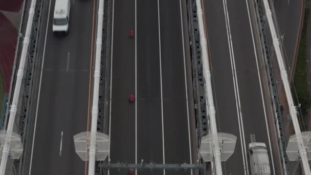 AERIAL: Perspectiva de aves del puente con tráfico de coches — Vídeos de Stock