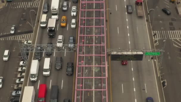 New York 'ta yoğun araba trafiği olan köprüden kuşların görüntüsü — Stok video