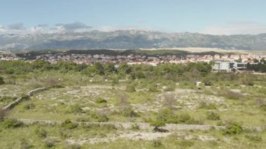 Çölde uçuş, Novalia, Hırvatistan 'da iniş mavi gökyüzü ve güneşli doğa