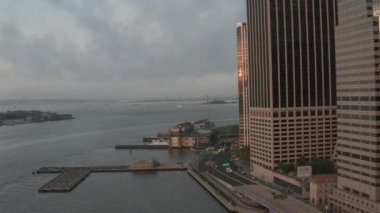 Manhattan 'ın sisli iskelesine ve New York City Skyline' ın Özgürlük Heykeli manzarasına doğru uçuş. 