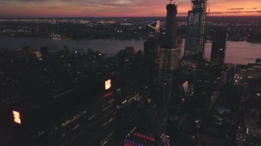 Manhattan İHA 'sı New York' ta Parlayan Şehir Işığıyla Gece Uçuşu 