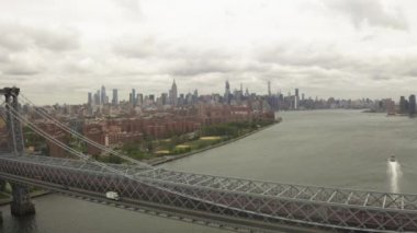 Bulutlu bir günde Williamsburg Köprüsü 'nden Empire State Binası' na uçuş. 