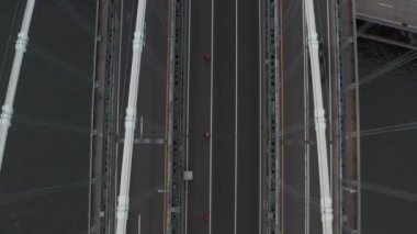 Araba trafiğiyle Köprü 'ye kuşların bakış açısı 