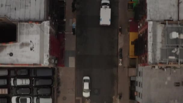 AERIAL: Birds View volgt een ambulance die onder een brug door rijdt — Stockvideo