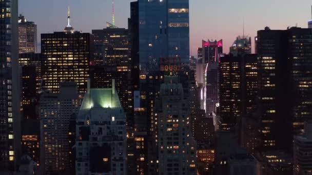 AERIAL: Manhattan Skyline à noite com luzes piscando da cidade em Nova York no Central Park — Vídeo de Stock