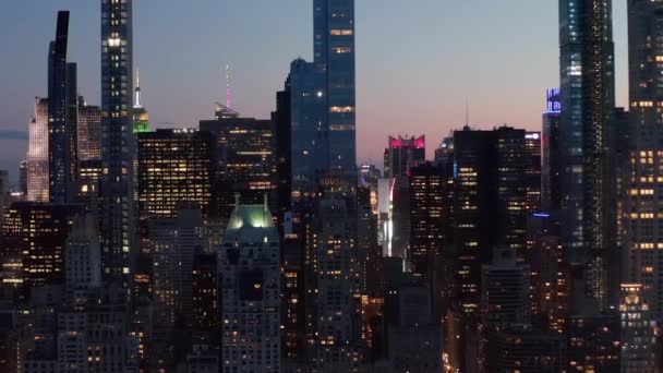 AERIAL: Manhattan Skyline om natten med blinkende bylys i New York City i Central Park – Stock-video