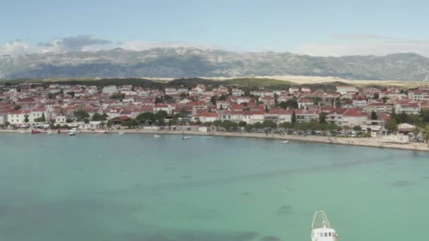 AERIAL: Vlucht over vakantiehuizen villa 's in Novalia, Kroatië Natuur met blauwe lucht en zon — Stockvideo