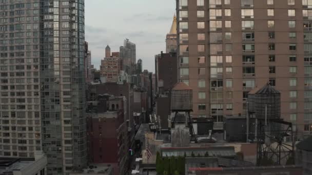 Flyg genom Manhattan Skyscraper canyon New York City upptagen gatubelysning i skymningen — Stockvideo