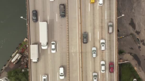 AEREO: Birdseye Veduta dell'autostrada con traffico automobilistico occupato il giorno grigio di New York — Video Stock