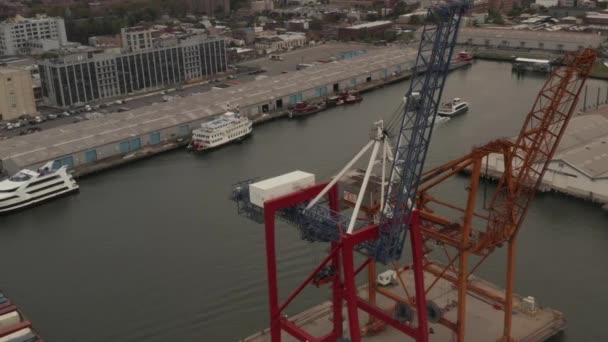 AERIAL: Hög vinklad vy över industrikranar i hamnen i New York City på molnig dag — Stockvideo