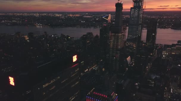 AERIAL: Manhattan Drohnenflug bei Nacht mit leuchtendem Stadtlicht in New York City — Stockvideo