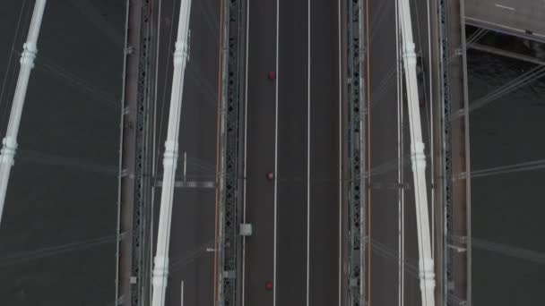 AERIAL: Perspectiva de aves del puente con tráfico de coches — Vídeos de Stock