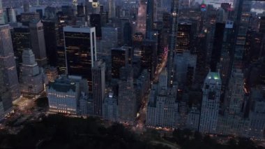 Manhattan Skyline, New York 'ta yanıp sönen şehir ışıklarıyla dolu. 