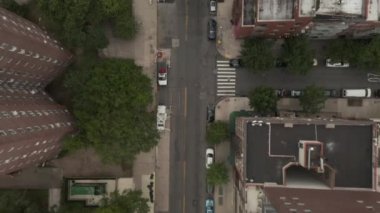 Birds View uçuşu tipik New York caddesi üzerinde araba trafiği sarı taksi, Manhattan 