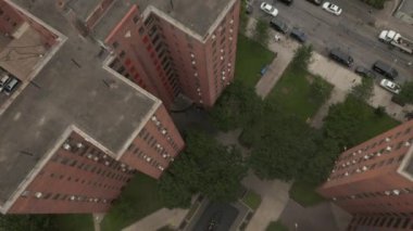 Birds View uçuşu, tipik New York şehri dairesi üzerinde, bahçeyle dolup taşıyor, karanlık ruh hali, Manhattan. 