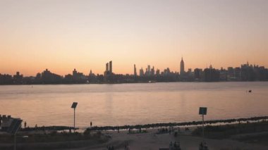 Manhattan 'a tepeden bakan Doğu Nehri üzerinde yükselen New York Şehri Güzel Şafak Şafağı Portakal Işığı Altında Skyline 