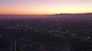 Los Angeles, Kaliforniya 'nın geniş manzarası Culver City' den Dusk 'a, Night with Purple Sky ve parlayan şehir ışıklarına doğru. 