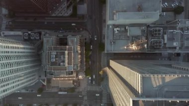 Slow Birds 'ün gözü Los Angeles şehir merkezindeki güzel Sunrise Light' ta gökdelenlerin çatılarını ve araba trafiğini gören uçuşu izliyor. 