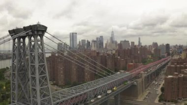 Bulutlu bir günde Williamsburg Köprüsü üzerinden yeni Dünya Ticaret Merkezi 'ne doğru uçuş 