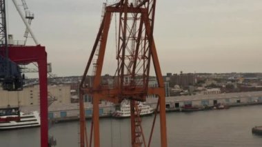 Bulutlu bir günde New York 'taki rıhtımlarda endüstriyel vinçleri kapatın. 