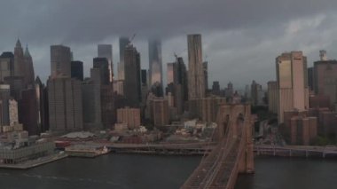 Brooklyn Köprüsü üzerinden sisli Manhattan City Skyline 'a doğru uçuş. 