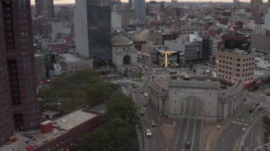 Araba trafiği olan New York Köprüsü 