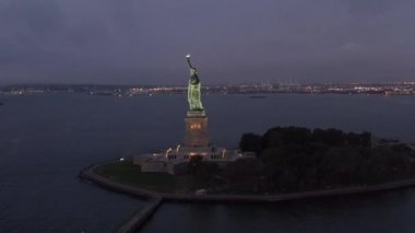 Daire çizen Özgürlük Heykeli sabahın erken saatlerinde New York 'ta güzelce aydınlatıldı.