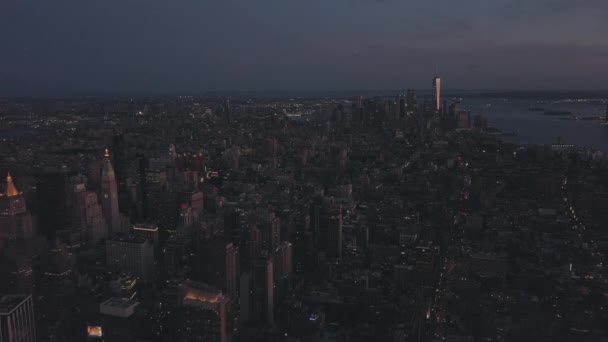 AERIAL: Vuelo en avión no tripulado de Manhattan por la noche con luz brillante de la ciudad de Nueva York — Vídeos de Stock