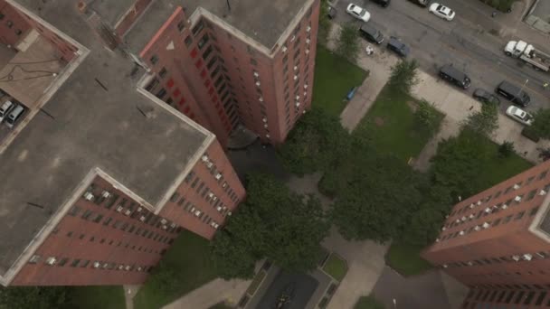 AERIAL: Birds View flight over typicall Apartamento no bairro de Nova York com jardim, humor escuro, Manhattan — Vídeo de Stock