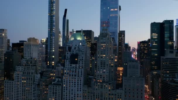 AERIAL: Manhattan Skyline på natten med blinkande stadsljus i New York City på Central Park — Stockvideo