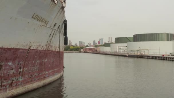 AERIAL: Feche o velho navio de carga e armazém nas docas de Nova York em um dia cinzento nublado — Vídeo de Stock