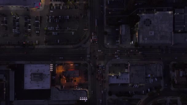AERIAL: Madarak kilátás Culver City, Los Angeles, Kalifornia forgalom, csomópont alkonyatkor autó forgalom elhaladó és parkoló — Stock videók