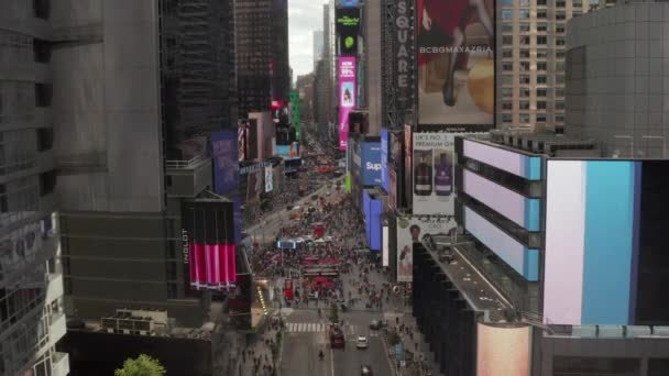 AERIAL: Zamknij lot nad Times Square w centrum Nowego Jorku w dzień z tłumem ludzi i ruchu samochodów ciężarowych — Wideo stockowe