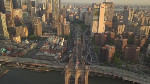 AERIAL: Naklonit až k odhalení Manhattan New York City panorama při západu slunce v krásné — Stock video