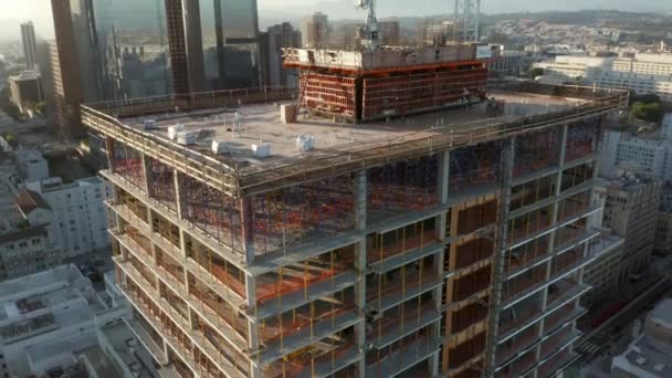 AÉRIEN : Gros plan sur le site de construction gratte-ciel du centre-ville de Los Angeles, Californie Skyline au beau ciel bleu et ensoleillé journée ensoleillée — Video