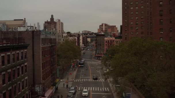 Voo baixo através de Manhattan, New York City Street, Chinatown — Vídeo de Stock