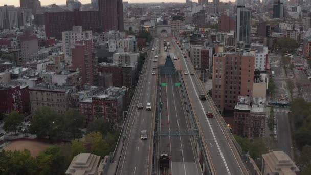 AERIAL: Puente de la Ciudad de Nueva York con tráfico de coches — Vídeos de Stock