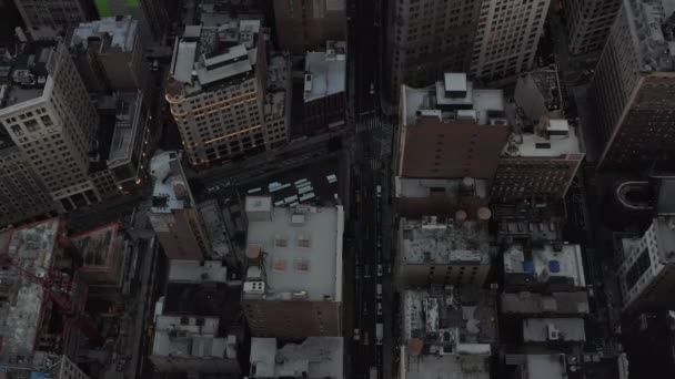 AERIAL: Birds Perspective repülés Manhattan felett New York város forgalmas utcai lámpák epikus alkonyatkor — Stock videók