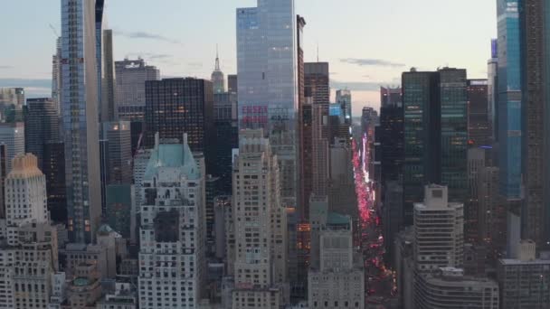 AERIAL: 센트럴 파크에 있는 뉴욕 시의 번화 한 거리에 아름다운 시티등 이 있는 선셋의 맨해튼 스카이라인 — 비디오