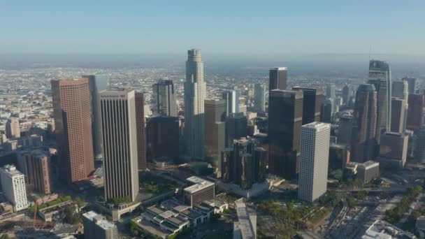 AERIAL: Szeroki widok na centrum Los Angeles, California Skyline na piękne błękitne niebo i słoneczny dzień — Wideo stockowe