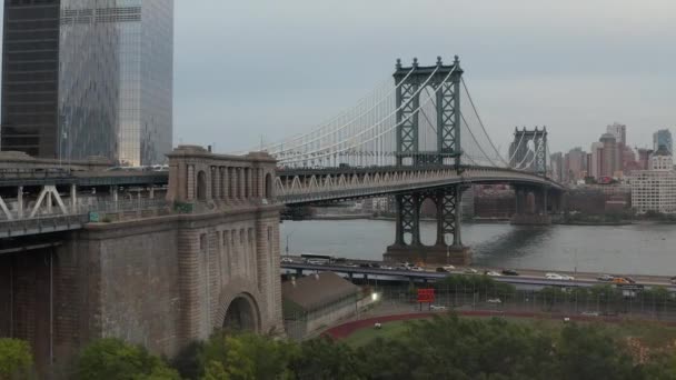 Nad střechami Manhattanu k mostu s East River